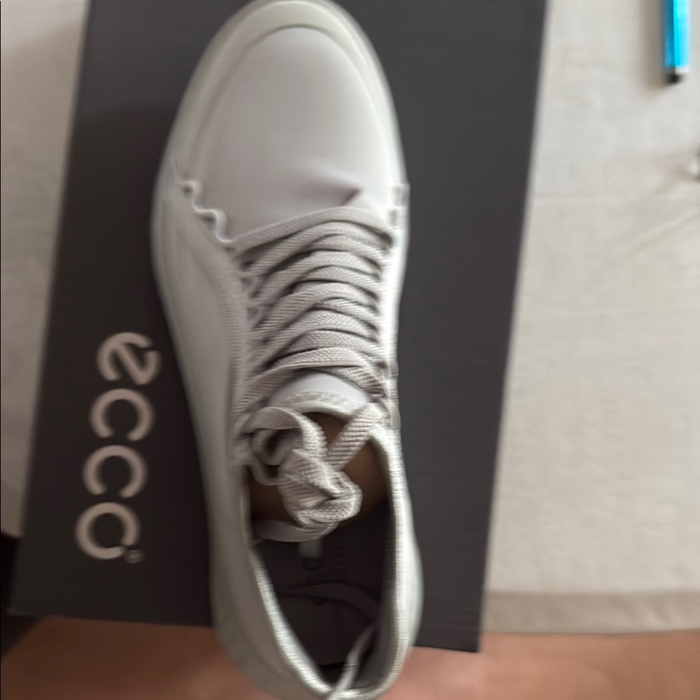 Ecco women’s Light Gray Leather Sneaker